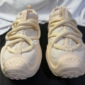 Hoka One Ora Primo Vanilla Woman’s/ Men Slip on
W/Size 11.5 M/Size 10.5